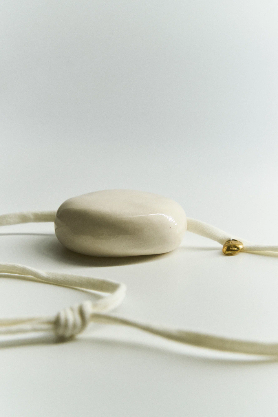 Ожерелье-шнурок white stone