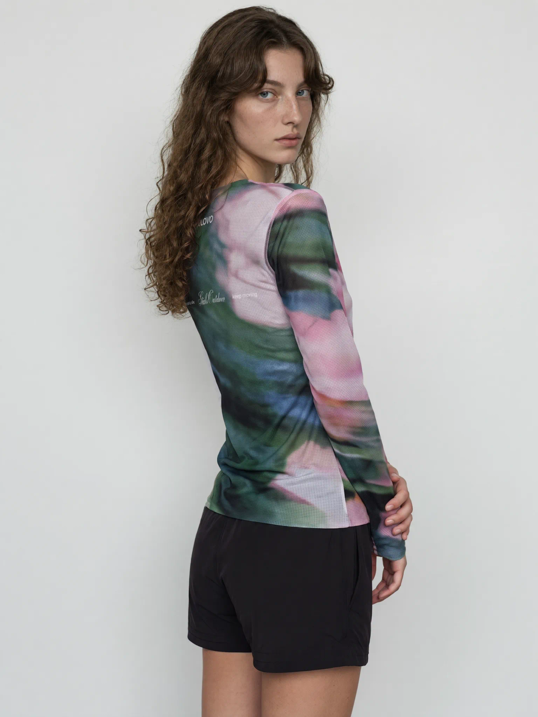 зеленый лонгслив из спортивной сетки